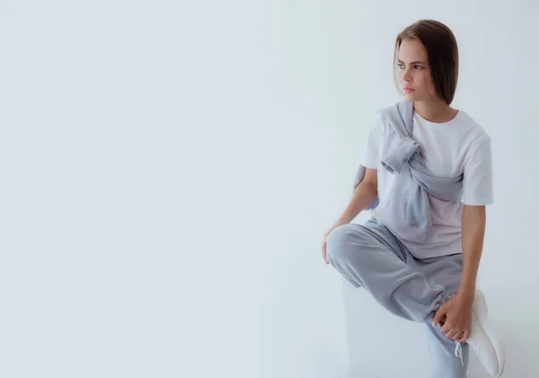 Oekraïense Jonge Vrouw Sweater Mock Lichte Achtergrond Vrouwelijke Lichaam Stijl — Stockfoto