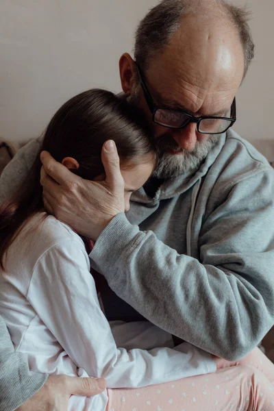 Stoppa Kriget Ukrainska Orolig Medelålders Hoary Man Stödja Liten Rädd — Stockfoto