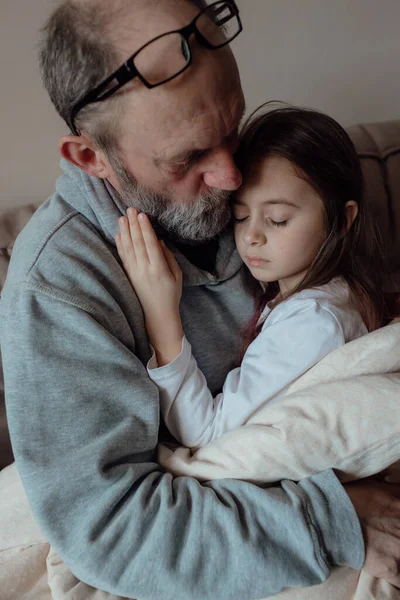 停止战争 乌克兰忧心忡忡的中年男子供养着一个吓坏了的小孙女 不快乐的老爷爷和小女孩在家里 为乌克兰祈祷 我们与乌克兰站在一起 — 图库照片