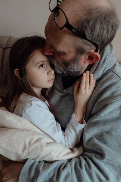 Alto Guerra Ucraniano Preocupado Mediana Edad Hoary Hombre Apoyo Pequeña —  Fotos de Stock