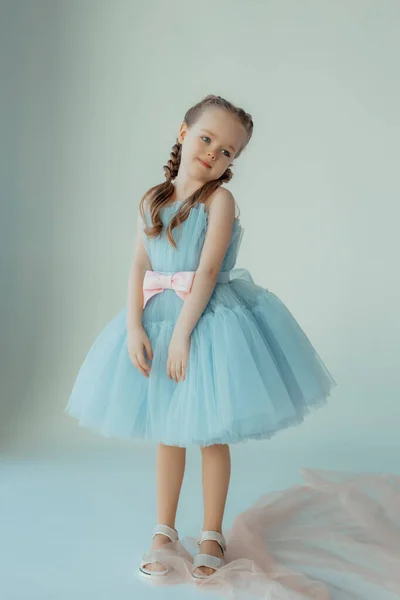 Mavi Elbiseli Sevimli Gülümseyen Küçük Kız Doğdun Doğum Günü Prensesi — Stok fotoğraf