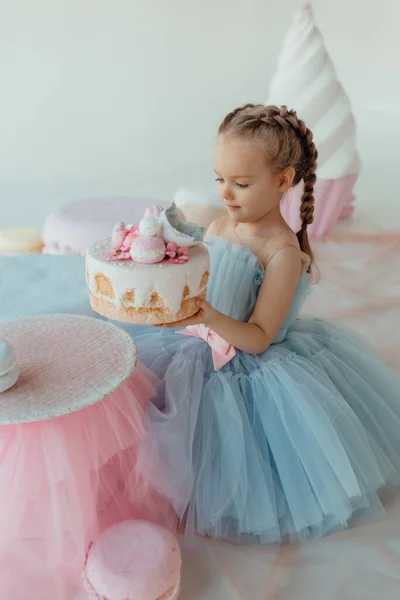 Söt Leende Liten Flicka Blå Klänning Grattis Födelsedagen Födelsedag Prinsessa — Stockfoto