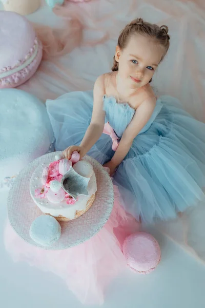Мила Усміхнена Маленька Дівчинка Блакитній Сукні Днем Народження День Народження — стокове фото