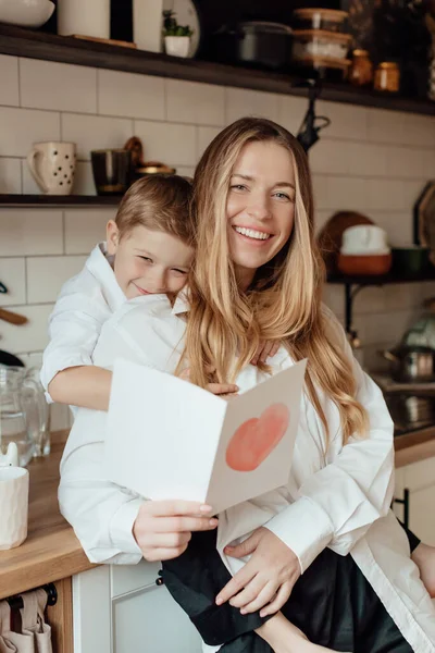 Щасливий Маленький Хлопчик Вітає Усміхнену Матір Дарує Листівку Червоним Серцем — стокове фото