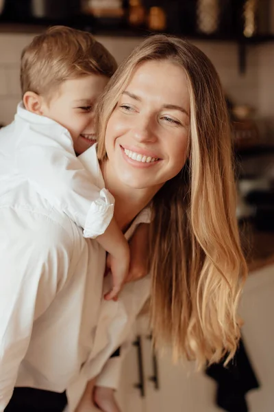 Menino Feliz Parabenizando Mãe Sorridente Dando Cartão Com Coração Vermelho — Fotografia de Stock