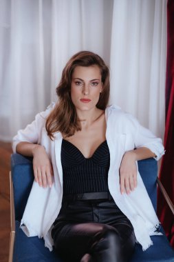 Genç bir kadın. Kadın vücudu ve tarz kavramı. Reklam ya da kıyafet satışı tasarımı. Tasarım için fotoğraf, kıyafet mağazası satışı..