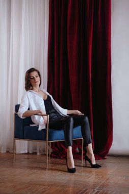 Genç bir kadın. Kadın vücudu ve tarz kavramı. Reklam ya da kıyafet satışı tasarımı. Tasarım için fotoğraf, kıyafet mağazası satışı..