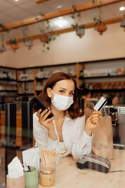 Chica Comprador Una Máscara Hace Una Compra Tienda Vendedora Propietaria — Foto de Stock