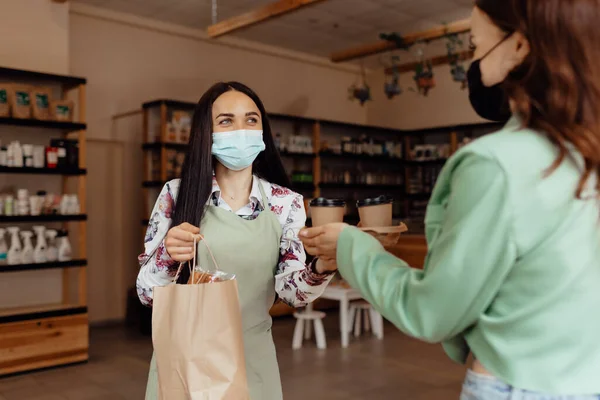 Ein Junges Mädchen Maske Kauft Coffee Kleinunternehmer Mit Medizinischer Maske — Stockfoto