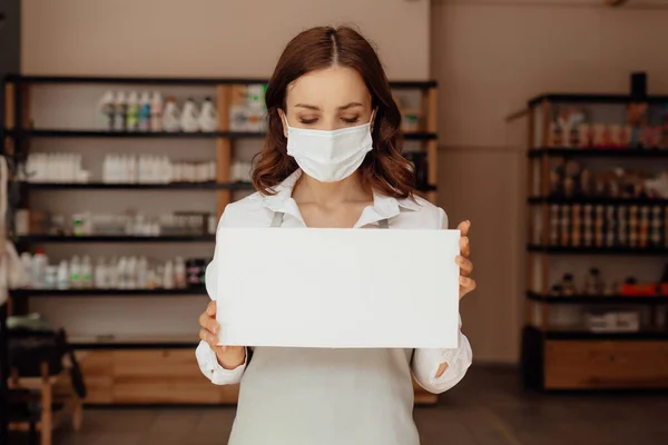 Schöne Europäerin Einer Maske Nach Einer Cowid Epidemie Verkäuferin Oder — Stockfoto