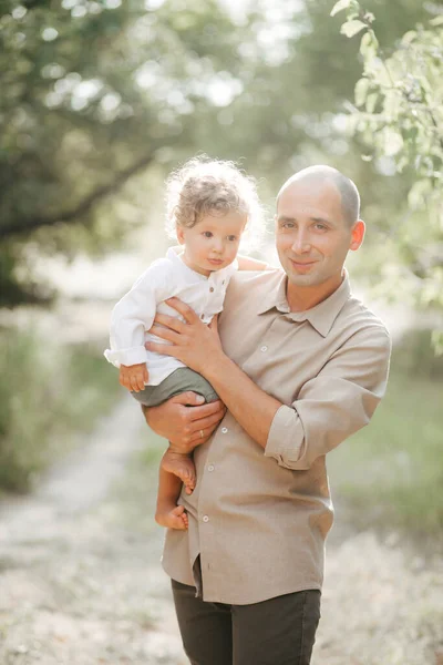 Счастливый Молодой Человек Детьми Пшеничном Поле Счастливого Отцовства Тур Путешествия — стоковое фото