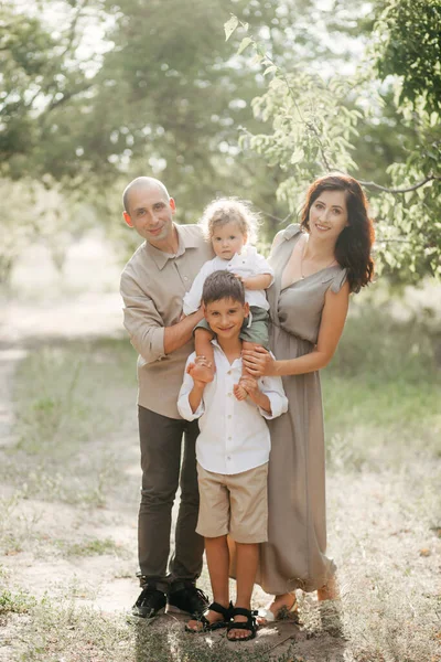 Keluarga Muda Yang Bahagia Dengan Dua Anak Ladang Gandum Musim — Stok Foto
