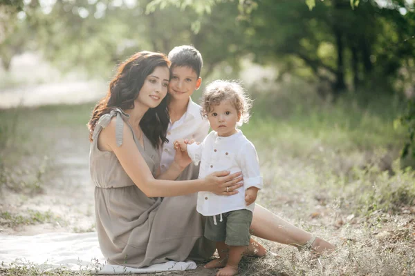 Wanita Muda Yang Bahagia Dengan Anak Anak Ladang Gandum Musim — Stok Foto