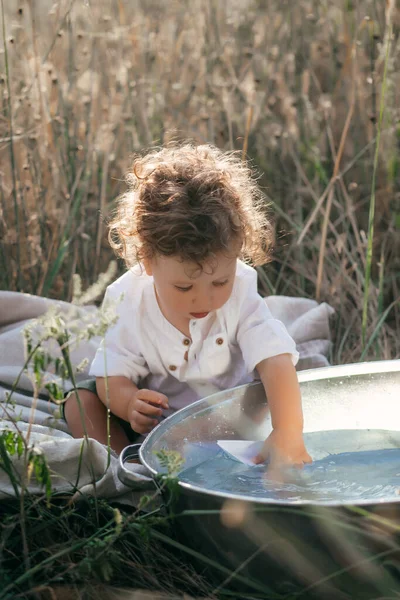 Close Portret Van Een Kleine Jongen Tarweveld Ouderschap Concept Avontuur — Stockfoto