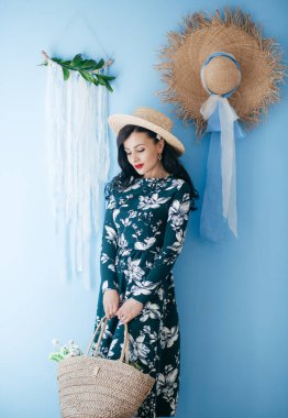 Paskalya günü evde genç ve güzel bir kadın. Çiçekli bir kızın moda portresi. Mutlu Paskalyalar ve bayramlar..