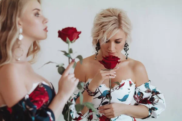 Bela Mãe Jovem Sua Filha Adolescente Vestidos Idênticos Com Rosas — Fotografia de Stock