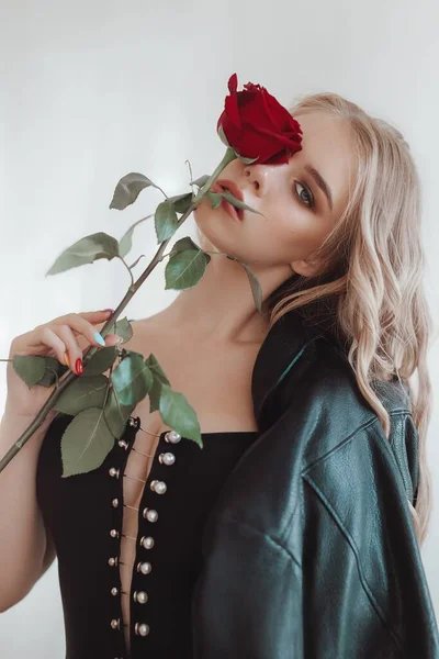 Krásná Blondýnka Červenou Růží Spring Lady Světlém Pozadí Ženský Koncept — Stock fotografie