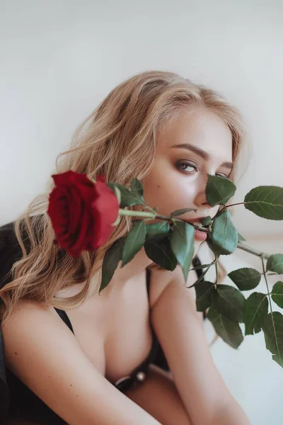 Gyönyörű Szőke Lány Modell Vörös Rózsával Tavaszi Hölgy Világos Háttérrel — Stock Fotó