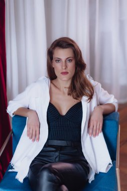 Genç Ukraynalı kadın. Kadın güzelliği ve tarz kavramı. Reklam ya da kıyafet satışı tasarımı. Tasarım için fotoğraf, kıyafet mağazası satışı..