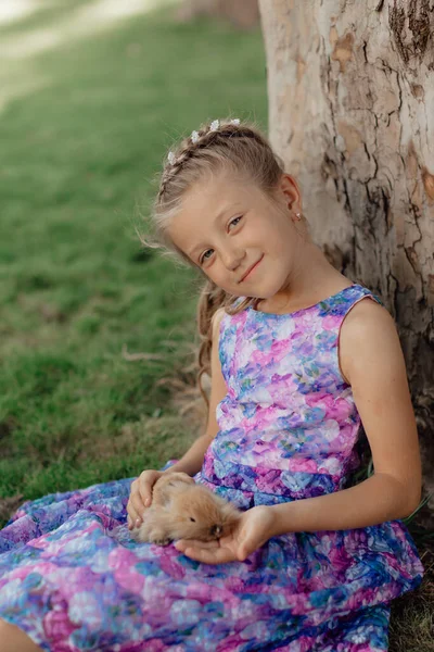 Little Girl Sitting Green Grass Rabbit Cute Child Girl Holding — ストック写真