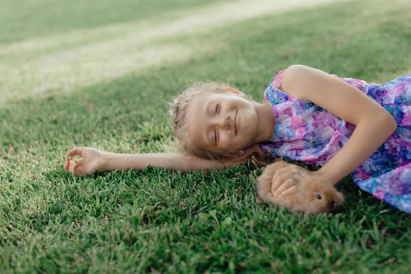 Gadis Kecil Duduk Rumput Hijau Dengan Kelinci Gadis Imut Memegang — Stok Foto