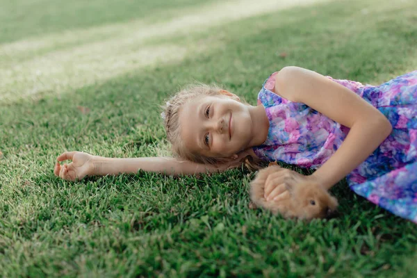 Niña Sentada Hierba Verde Con Conejo Linda Niña Sosteniendo Conejito —  Fotos de Stock