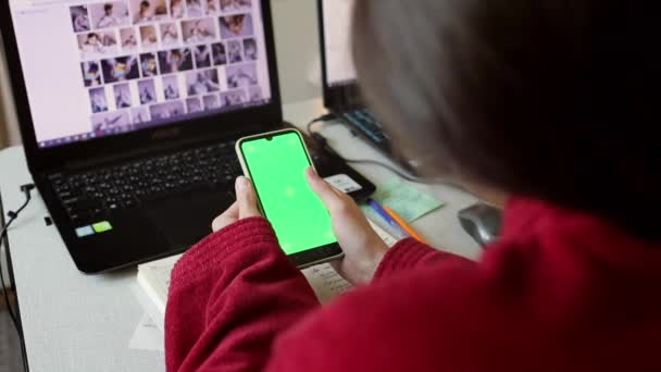Piękna Kobieta Ręce Gospodarstwa Mobilny Smartfon Klawiszem Chroma Zielony Ekran Klip Wideo