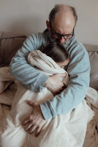 ウクライナ人は中年の老人が怖がっている孫娘をサポートすることを心配した 家庭で女の子と不幸な成熟した年上の祖父 ストレスと恐怖の概念 — ストック写真