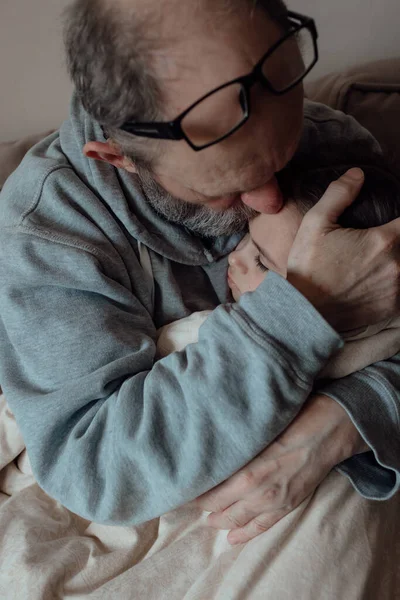 Ουκρανός Ανήσυχος Μεσήλικας Άντρας Που Υποστηρίζει Ένα Φοβισμένο Εγγόνι Δυστυχισμένος — Φωτογραφία Αρχείου