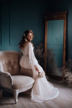 Güzel genç gelinin portresi. Hassas bir kadın portresi. Düğün makyajı. Doğal güzellik..