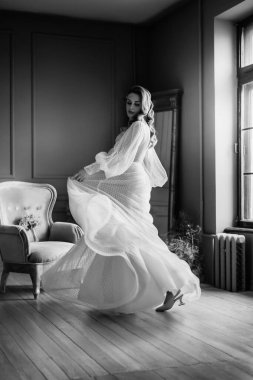 Güzel genç gelinin portresi. Hassas bir kadın portresi. Düğün makyajı. Doğal güzellik..