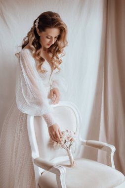 Güzel genç gelinin portresi. Hassas bir kadın portresi. Düğün makyajı. Doğal güzellik..