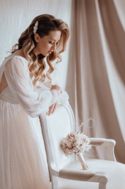 Güzel genç gelinin portresi. Hassas bir kadın portresi. Düğün makyajı. Doğal güzellik..