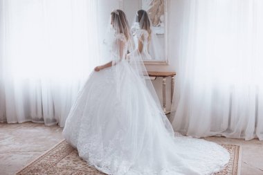 Havalı gelinlik içindeki güzel genç gelinin portresi. Hassas bir kadın portresi. Düğün makyajı. Doğal güzellik..