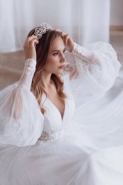 Havalı gelinlik içindeki güzel genç gelinin portresi. Hassas bir kadın portresi. Düğün makyajı. Doğal güzellik..