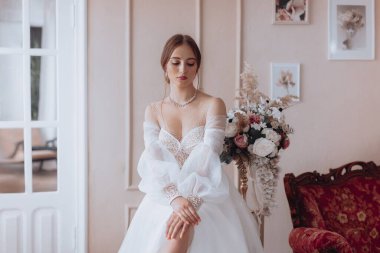 Havalı gelinlik içindeki güzel genç gelinin portresi. Hassas bir kadın portresi. Düğün makyajı. Doğal güzellik..