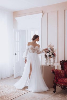 Havalı gelinlik içindeki güzel genç gelinin portresi. Hassas bir kadın portresi. Düğün makyajı. Doğal güzellik..