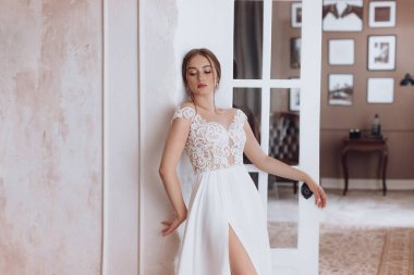 Havalı gelinlik içindeki güzel genç gelinin portresi. Hassas bir kadın portresi. Düğün makyajı. Doğal güzellik..