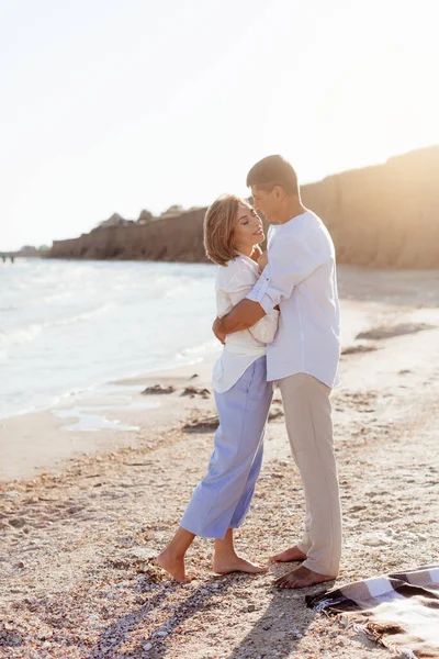 Feliz Casal Romântico Meia Idade Estão Beira Mar Conceito Estilo — Fotografia de Stock