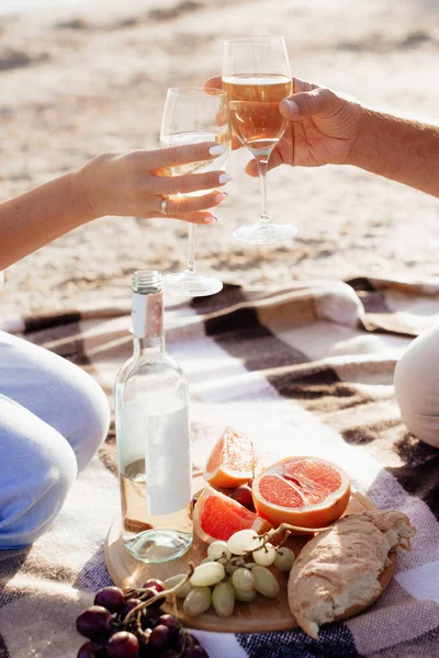 ビーチで幸せなロマンチックな中年のカップル 海のピクニック 旅行休暇退職生活の概念 — ストック写真