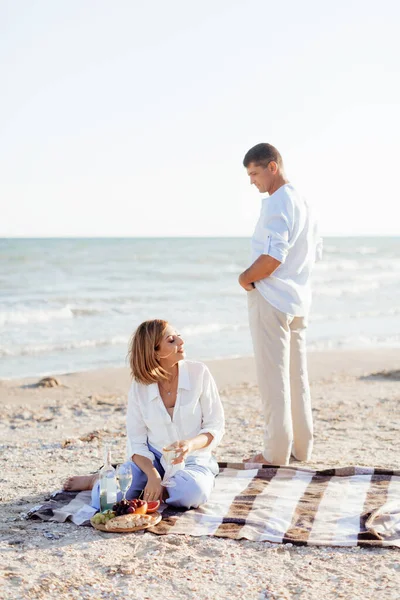 Feliz Casal Romântico Meia Idade Praia Piquenique Beira Mar Viagem — Fotografia de Stock