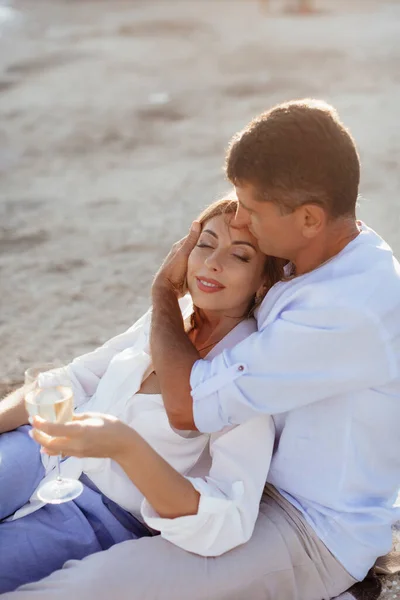 Feliz Casal Romântico Meia Idade Estão Beira Mar Conceito Estilo — Fotografia de Stock