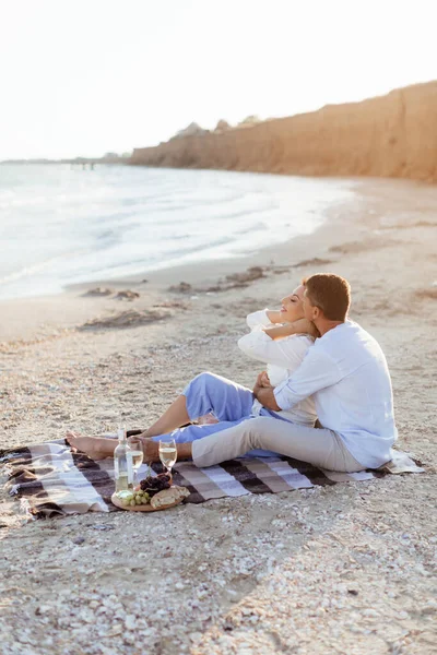 在海滩上快乐浪漫的中年夫妇 海边的野餐 旅行度假退休生活方式概念 — 图库照片