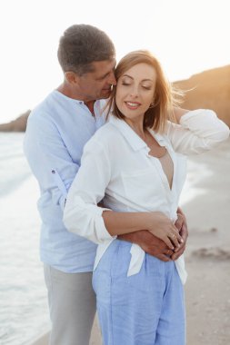 Mutlu orta yaşlı çift deniz kenarında. Yaşam tarzı kavramı. Yakın plan fotoğraf..