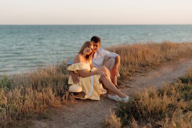 Mutlu orta yaşlı çift deniz kenarında. Yaşam tarzı kavramı. Yakın plan fotoğraf..