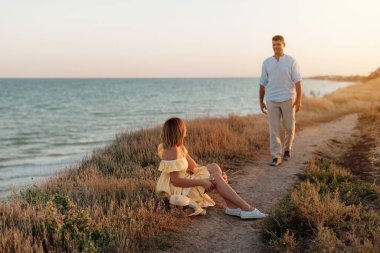 Mutlu orta yaşlı çift deniz kenarında. Yaşam tarzı kavramı. Yakın plan fotoğraf..