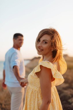 Mutlu orta yaşlı çift deniz kenarında. Yaşam tarzı kavramı. Yakın plan fotoğraf..