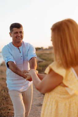 Mutlu orta yaşlı çift deniz kenarında. Yaşam tarzı kavramı. Yakın plan fotoğraf..