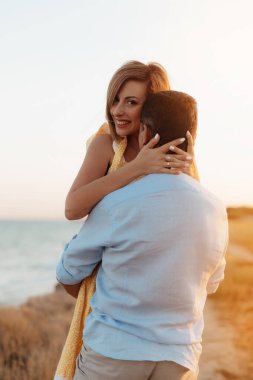 Mutlu orta yaşlı çift deniz kenarında. Yaşam tarzı kavramı. Yakın plan fotoğraf..