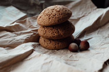 Fırın ürünleri. Kağıt üzerinde şekerli ev yapımı kurabiyeler. Arkaplan resmi, kopyalama alanı. Üst görünüm, düz görünüm